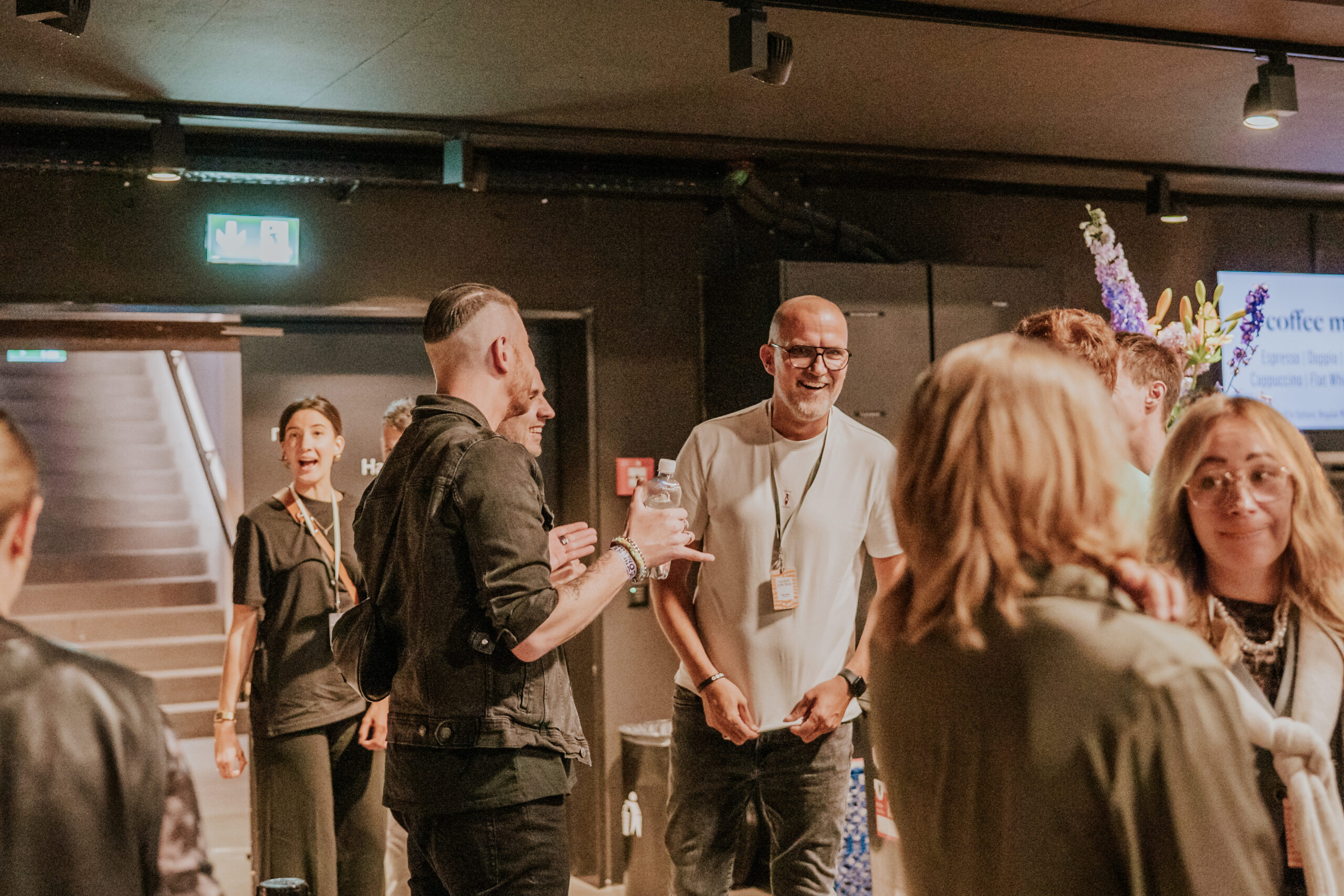 Menschen unterhalten sich bei einem Event drinnen