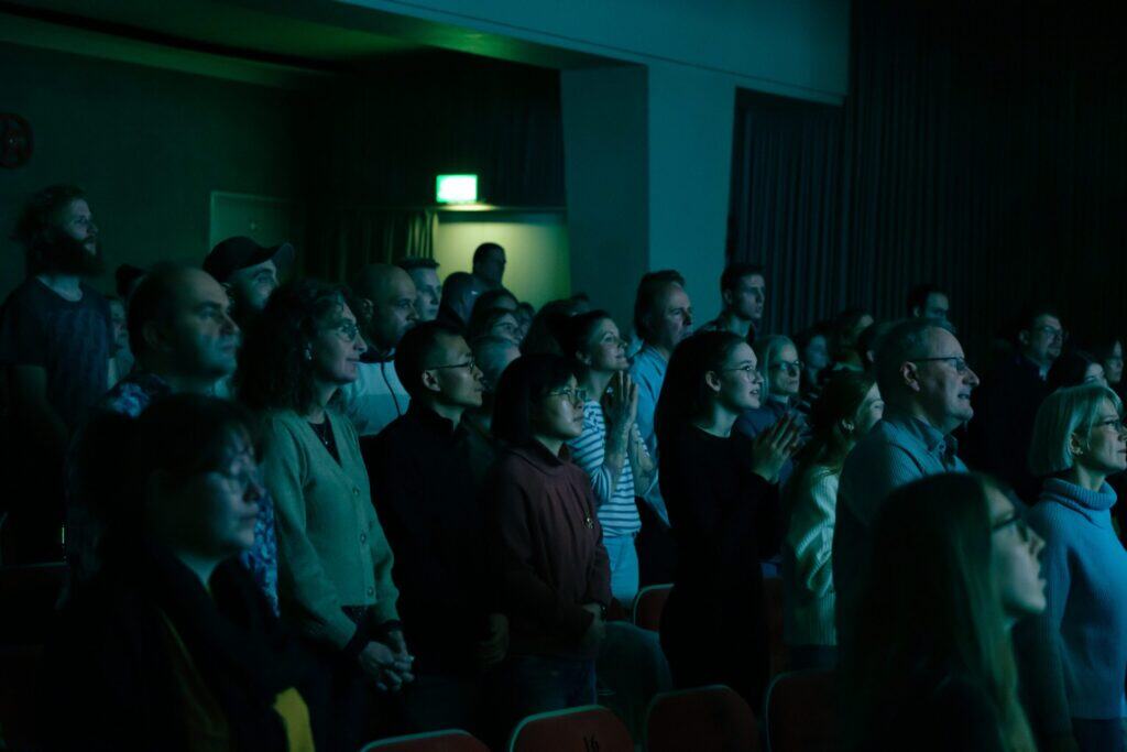 Begeistertes Publikum während eines religiösen Events bei ICF Mannheim, das Gottesdienst, Anbetung und Gemeinschaft in einer modernen Kirche in Mannheim zeigt.