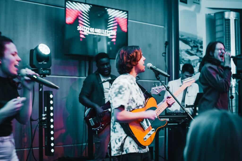 Lebendige Gemeindemusik bei ICF Mannheim, moderne Worship-Band mit Gitarre, Keyboard und Gesang, inspirierende Lobpreisveranstaltung, christliches Kirchenangebot in Mannheim, motivierende christliche Musikveranstaltung deutschlandweit.