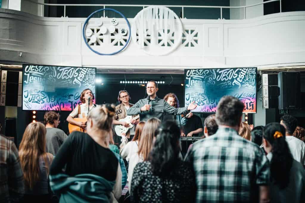 Gottesdienst mit Musik und Predigt im ICF Mannheim, engagierte Gemeinde beim Worship, inspirierende Gemeinschaft im christlichen Glauben in Deutschland.