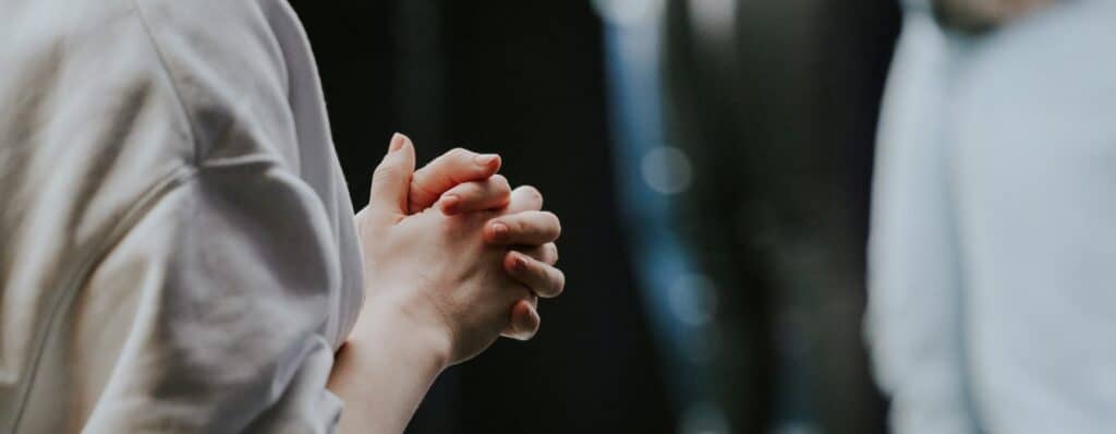 Gebet, christliche Gemeinschaft, Gottesdienst, Gebetshände, Gebetsraute, Spiritualität, Gott, Religion, Glauben, Gemeinschaftsgeist.