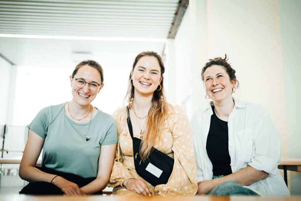 Fröhliche Frauen bei ICF Mannheim, Gemeinschaft, Glaube, Inspiration, Kirche, moderne christliche Gemeinde, Frauen, Zusammenhalt, authentische Begegnung, christliches Leben.