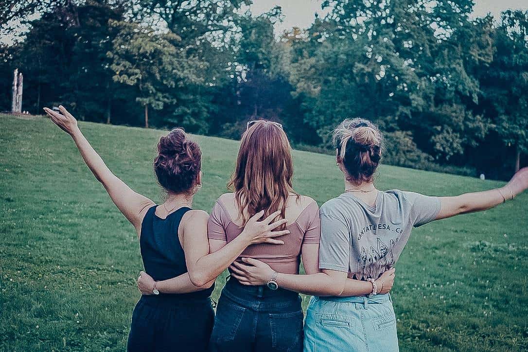 Gemeinschaft, Freundschaft, Frauen im Park, Natur, soziale Verbindung, Outdoor-Aktivitäten, Vielfalt, Freundinnen, Entspannung, positive Energie, gemeinsames Erlebnis, Lebensfreude, Naturerlebnis, stärken, Zusammenhalt, Freizeit, Naturkosten, Menschen, Lächeln, Harmonie.