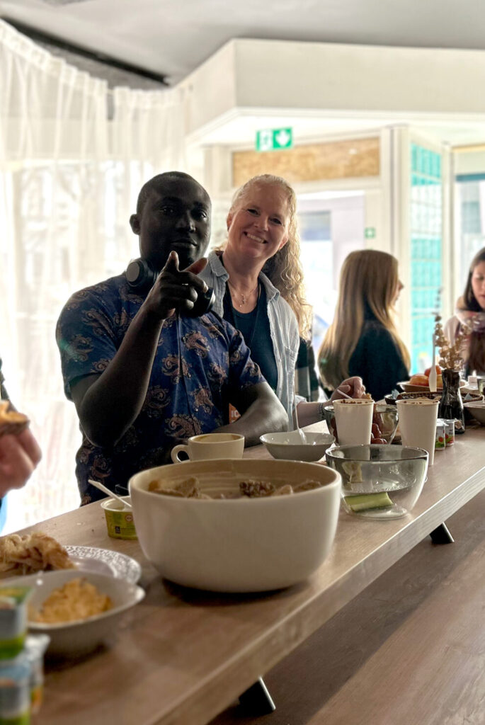 Menschen sitzen an einer Theke im Restaurant, essen und trinken.