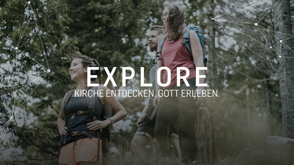 Drei Personen mit Rucksäcken beim Wandern im Wald.