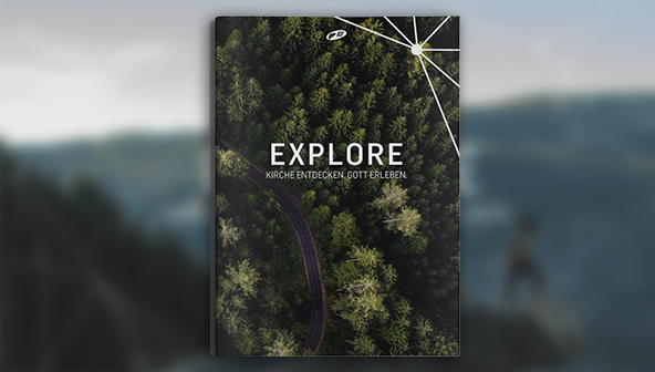 Ein Buchcover mit einer Luftaufnahme eines Waldes und einem Weg.