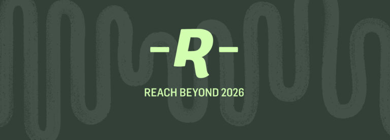 Logo mit Buchstaben "R" und Text "REACH BEYOND 2026" auf grünem Hintergrund.