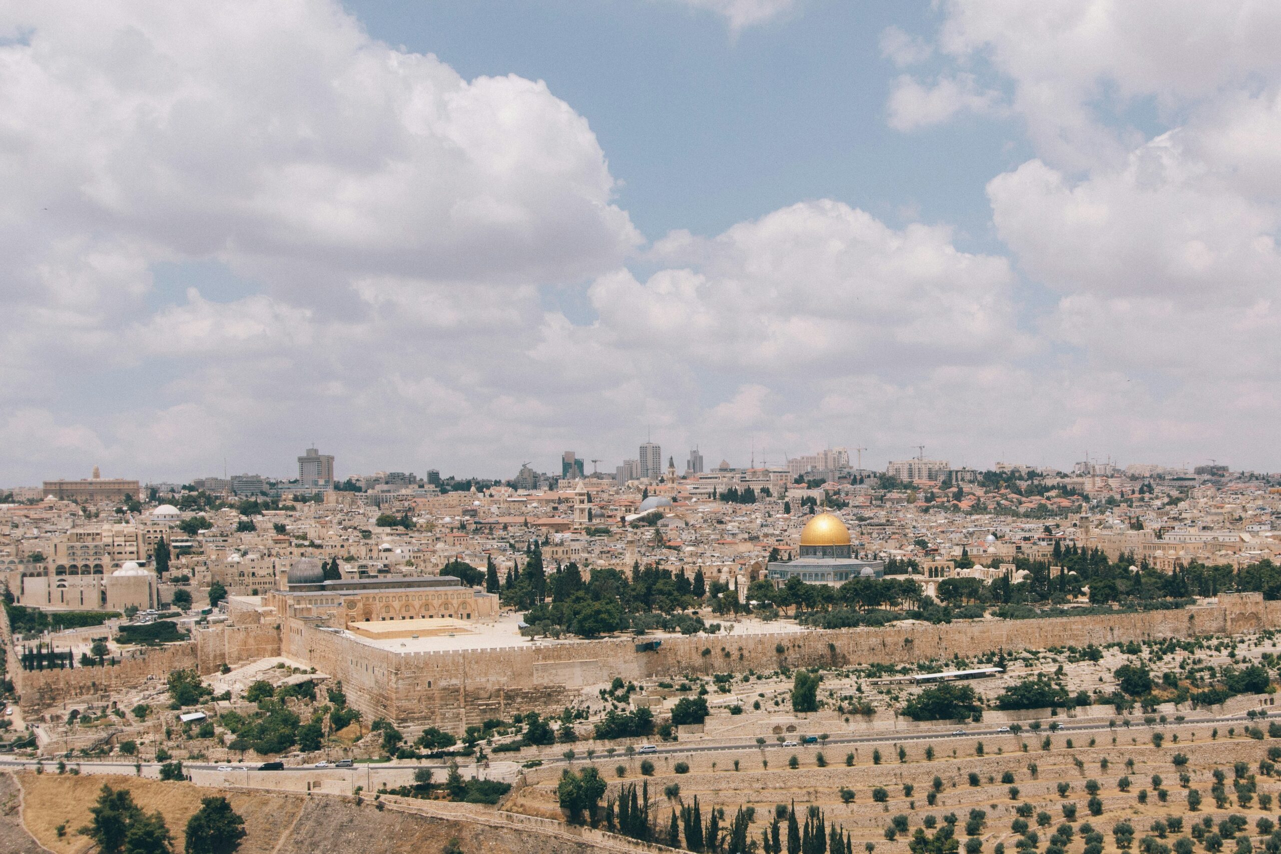 Ein Panorama der Stadt Jerusalem mit Altstadtmauer, Goldene Kuppel und Himmel mit Wolken.