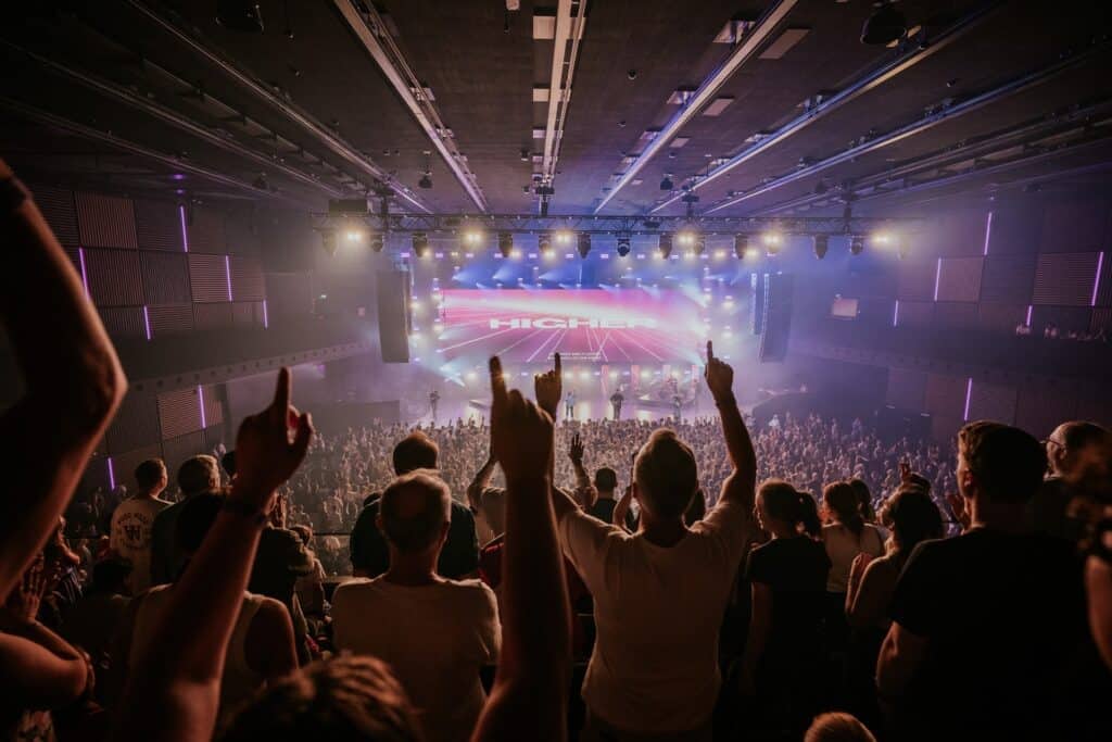 Lebendiges Kirchenevent in München mit moderner Bühne und begeistertem Publikum für christlichen Glauben und Gemeinschaft.