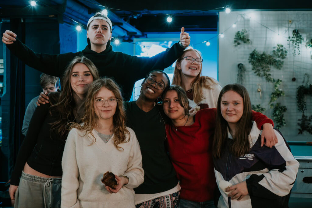 Gruppe junger Menschen bei ICF Berlin, die Gemeinschaft und Glauben in einer modernen Kirche feiern.