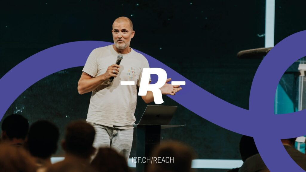 Begeisternde Predigt bei ICF Berlin, einer dynamischen christlichen Gemeinde, die Glauben, Hoffnung und Gemeinschaft fördert.