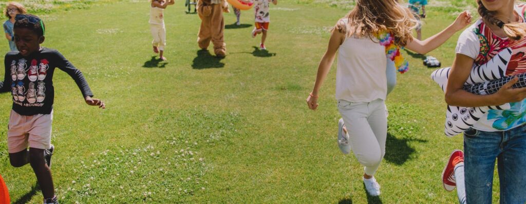 Kinder beim Spielen im Grünen beim ICF Bern Gemeindefest, Spaß, Gemeinschaft & Kinderaktivitäten.