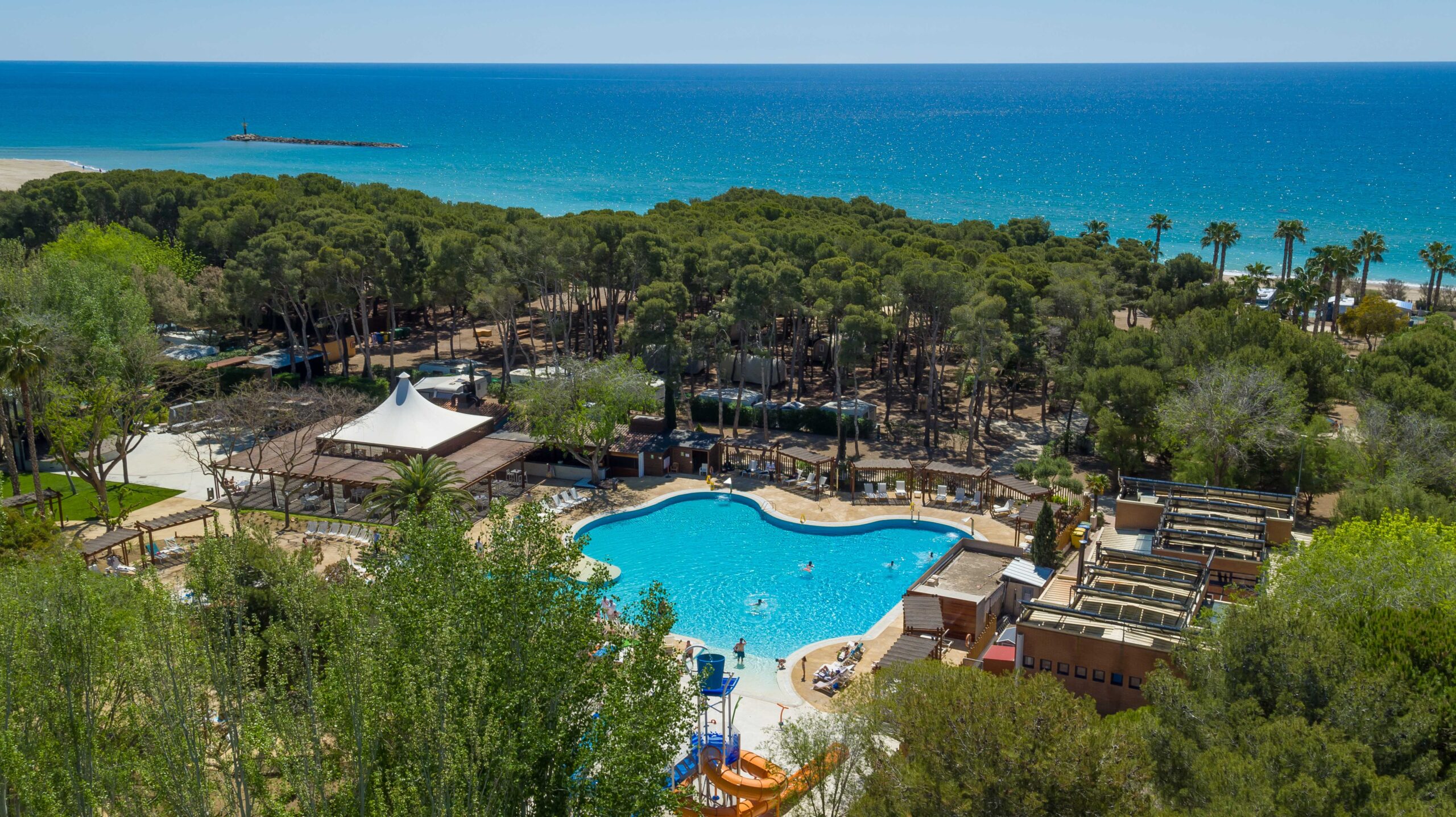 Hochwertige Kirche in Bern, Gemeinschaft und Glaube erleben, inspirierende Gottesdienste und Angebote, spirituelle Veranstaltungen, Gemeinschaftsaktivitäten, Gottesdienste in der Nähe.