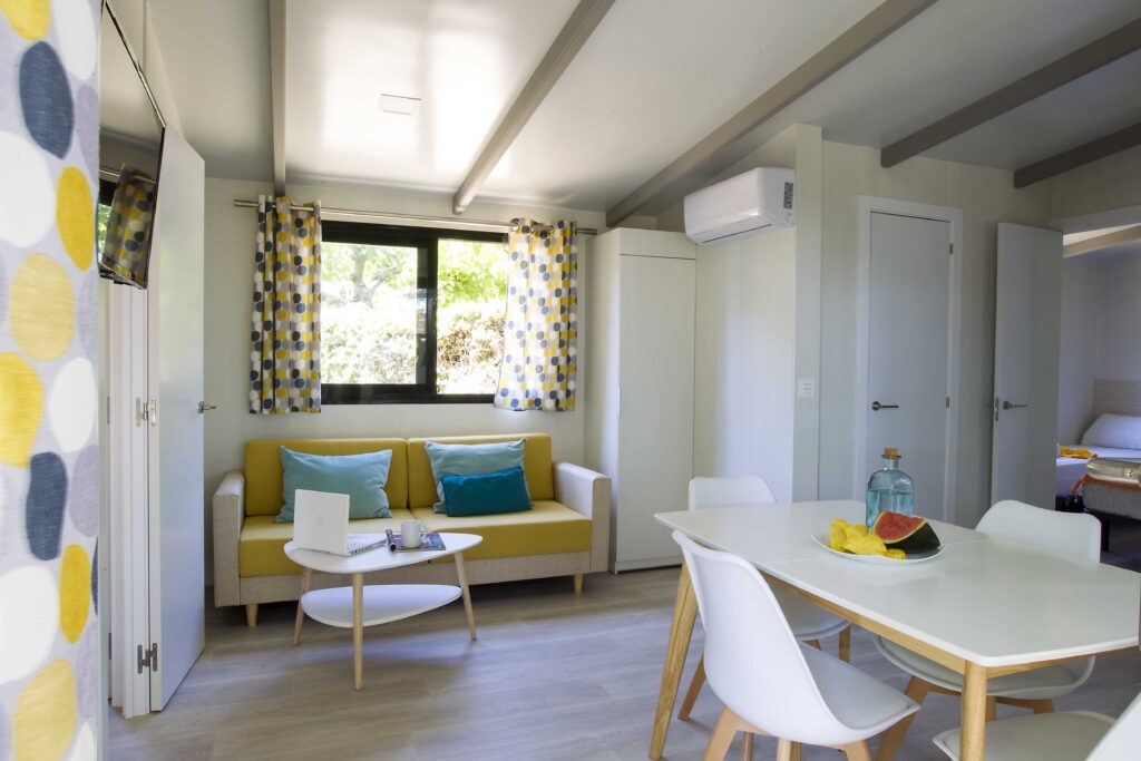 Gemütliche Ferienwohnung in Bern mit moderner Einrichtung, viel Tageslicht und Blick ins Grüne für einen entspannten Aufenthalt.