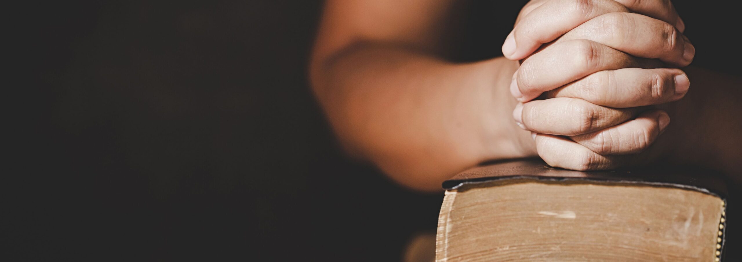 Hände im Gebet, bibel, Spiritualität, christliche Gemeinschaft, Gottesdienst, christlicher Glaube, Gebetsort, christliches Leben, Glaubensgemeinschaft, moderne Kirche, christliche Andacht, Gebet & Anbetung, spirituelle Praxis, Glaube in Aktion, christliche Werte, religiöse Zeremonie, Gebetshände, christliches Symbol, Kirche in Bern, ICF Kirche Bern.