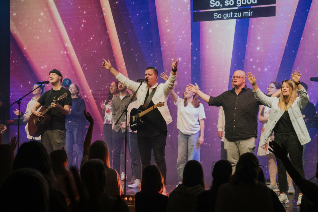 God's Worship bei ICF Bern, lebendiger christlicher Musikgottesdienst, moderne, inspirierende Atmosphäre, Gemeinschaft, Glaubenserfahrung, evangelikale Kirche in Bern.
