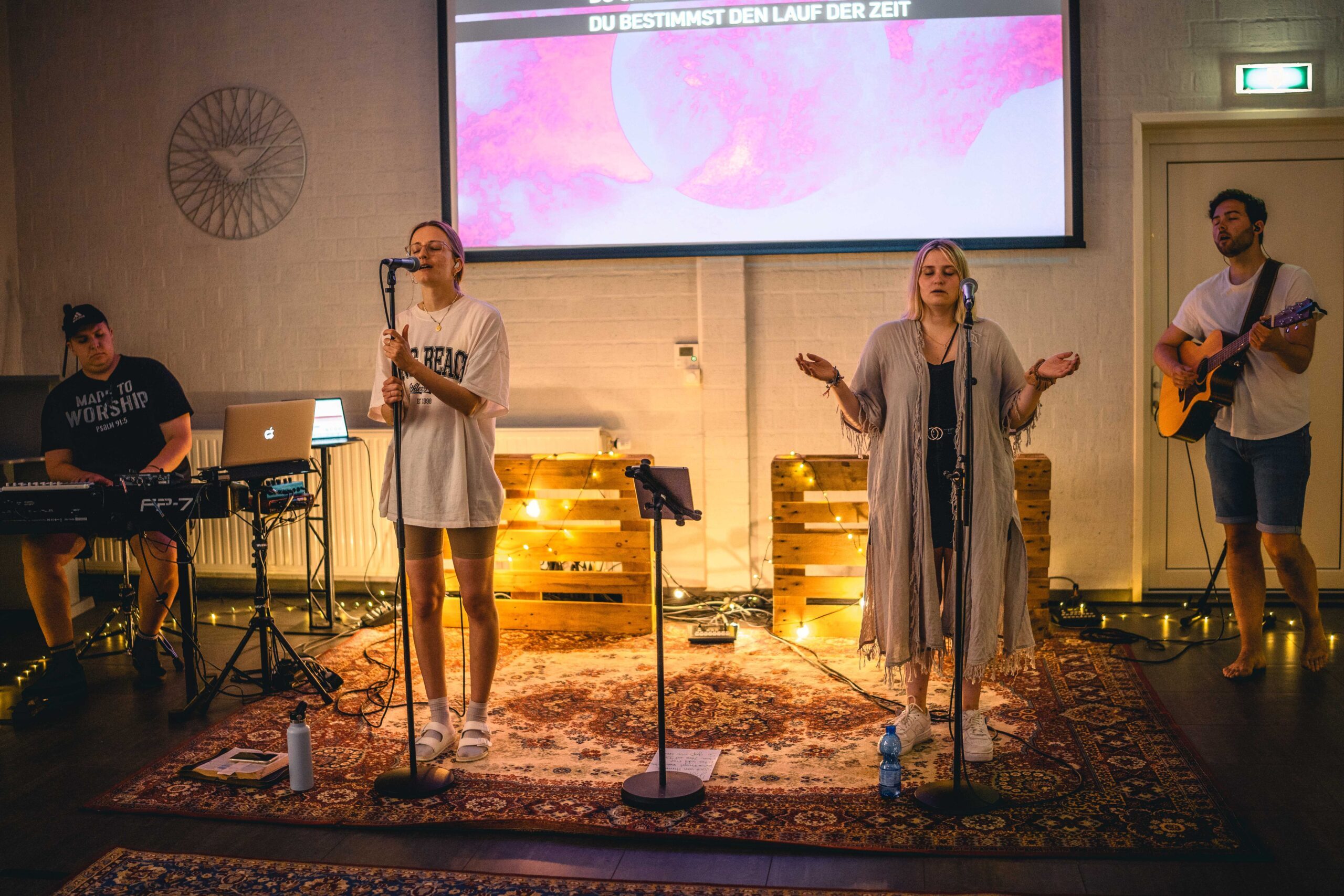 Musiker beim Worship in der ICF Gemeinde Essen, moderne christliche Veranstaltung mit Live-Band & Creativ-Vibes. Inspirierende Lobpreis-Session für die Community.