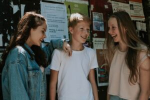 Lebendige Gemeinschaft junger Menschen bei ICF Thun – Inspirierende Jugendveranstaltungen, gemeinsames Lachen und christliche Werte erleben.