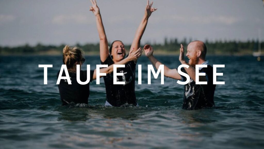 Menschen bei der christlichen Taufe im See, Freude und Gemeinschaft in der Natur, christliche Taufe im Wasser, religiöses Taufritual, Glaube, Taufe am Wasser, christliche Zeremonie, Gemeinschaft, Glauben feiern, spirituelle Taufe, Outdoor-Taufe, Gläubige in Wasser, Taufgottesdienst.