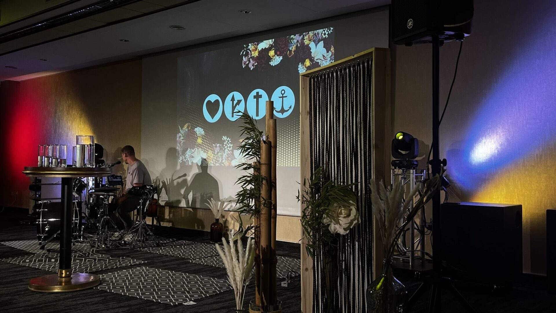 Moderne Eventlocation in Darmstadt mit professioneller Licht- und Tontechnik für Konferenzen, Gottesdienste und Feiern. Perfekt für inspirierende Zusammenkünfte und kreative Veranstaltungen.