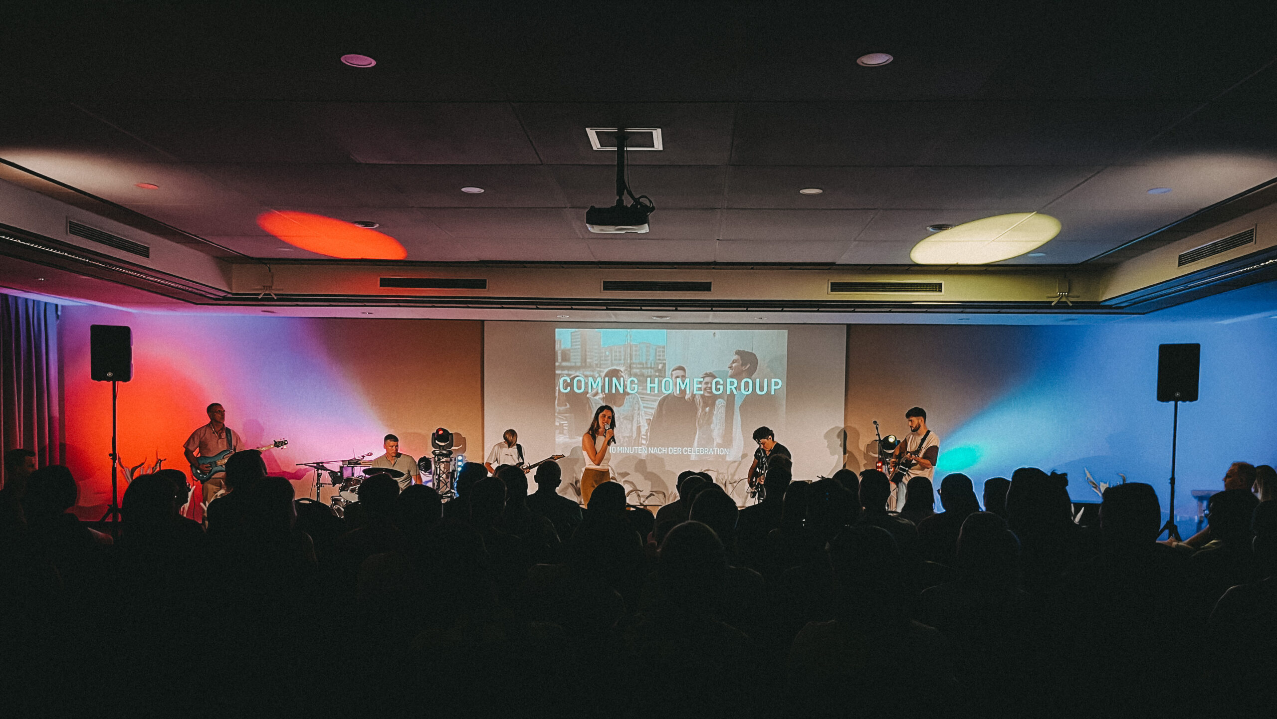 Lebendiger Gottesdienst bei ICF Darmstadt mit Musik, Predigt und Gemeinschaft in einem modernen Veranstaltungsraum.