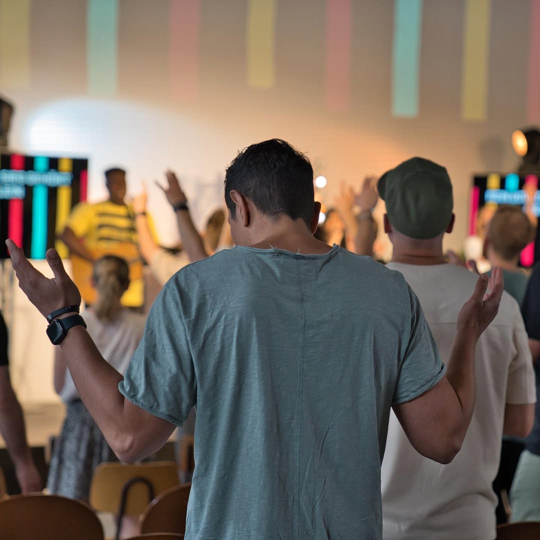 Menschen beten gemeinsam in der Kirche während eines spirituellen Events, um Gemeinschaft und Glauben zu stärken.
