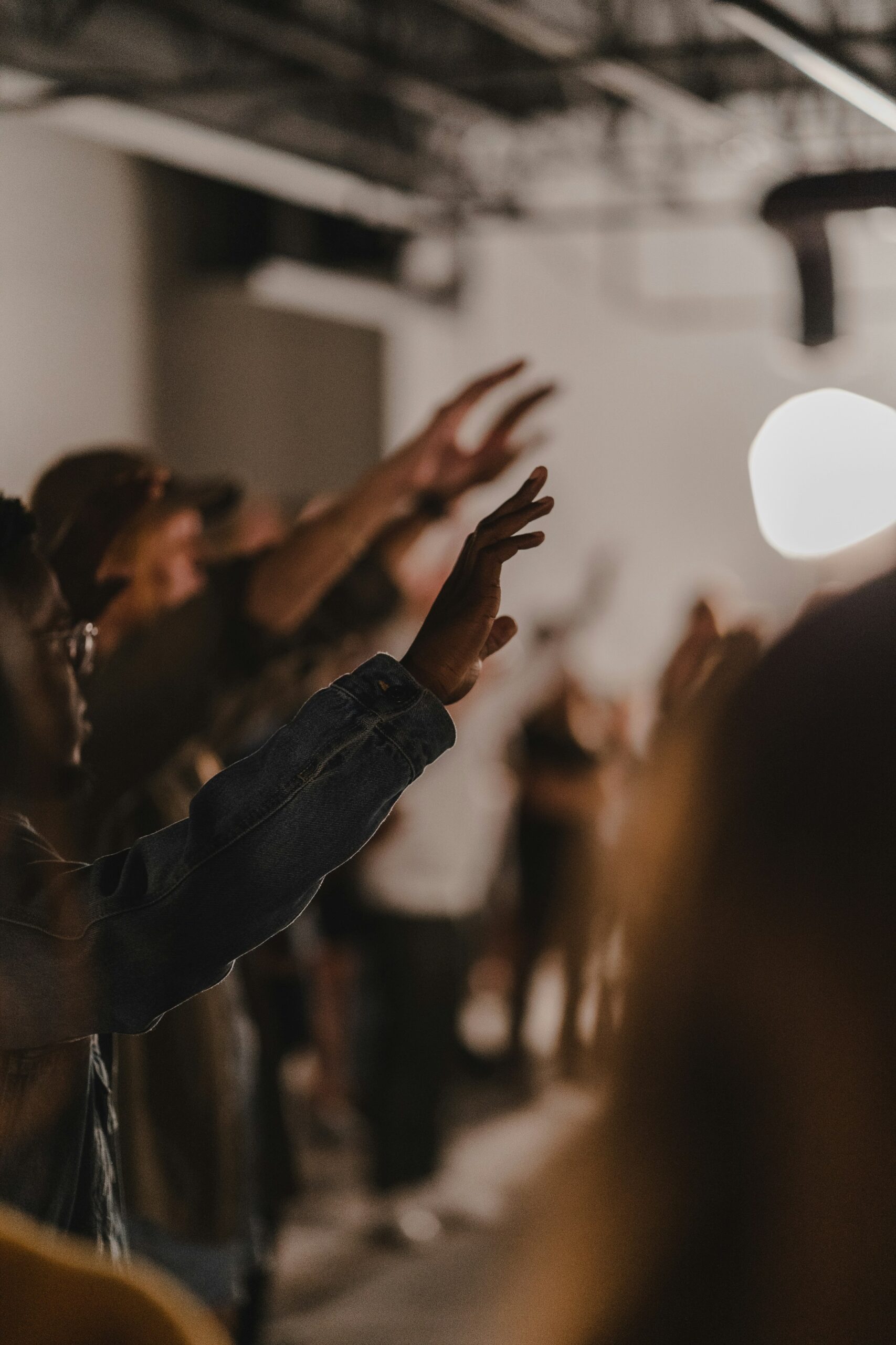 Menschen beten und loben in einer modernen Kirche in Frankfurt, Deutschland, bei einem inspirierenden Gottesdienst.