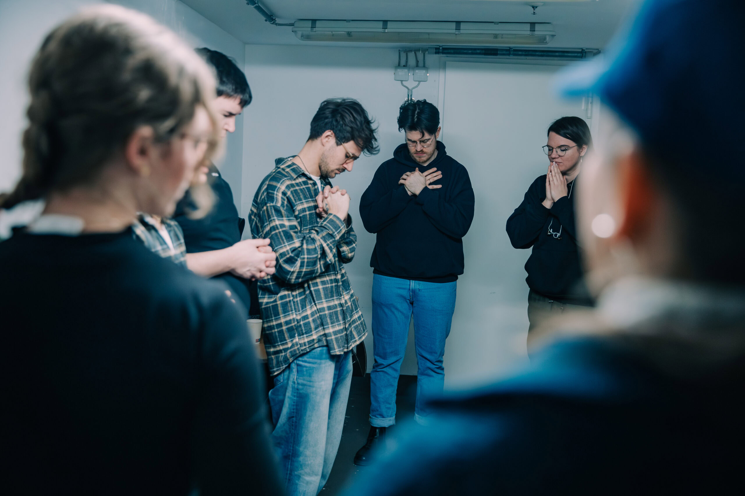Gruppe junger Erwachsener betet gemeinsam im Gebetsraum bei ICF Hamburg, Fokus auf Gemeinschaft und Glauben.