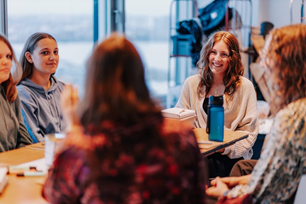 Frauen- und Männergruppe im ICF Hamburg bei einer lebendigen Diskussion, die Gemeinschaft und Glauben fördert.