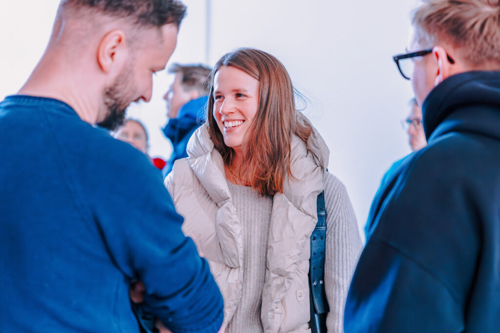 Junge Menschen im Gespräch bei einer ICF-Veranstaltung in Hamburg, die Gemeinschaft und Glauben verbindet.