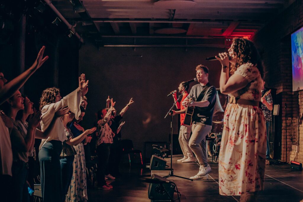 Gottesdienst mit Musik, Anbetung und Gemeinschaft im ICF Mannheim, christliche Veranstaltung in modernem Umfeld, inspirierende Predigten, lebendige Atmosphäre, junge Gemeinde, spirituelle Erfahrung, christliche Gemeinschaft, Gospel Musik.