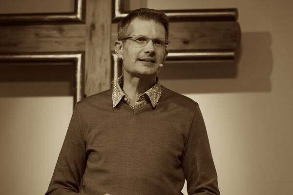 Alte Foto in Sepia, Mann spricht vor Kirche, christliche Gemeinschaft, Bible Study, christliche Veranstaltung, inspirierende Predigt, Glaubensgemeinschaft Mannheim, religiöse Versammlung, Gottesdienstopfot.