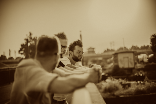 Menschen beim Gebet in der Abendsonne bei ICF Mannheim, Gemeinschaft im Glauben, christliche Lebensgemeinschaft, moderne Kirche, inspirierende Gottesdienste.