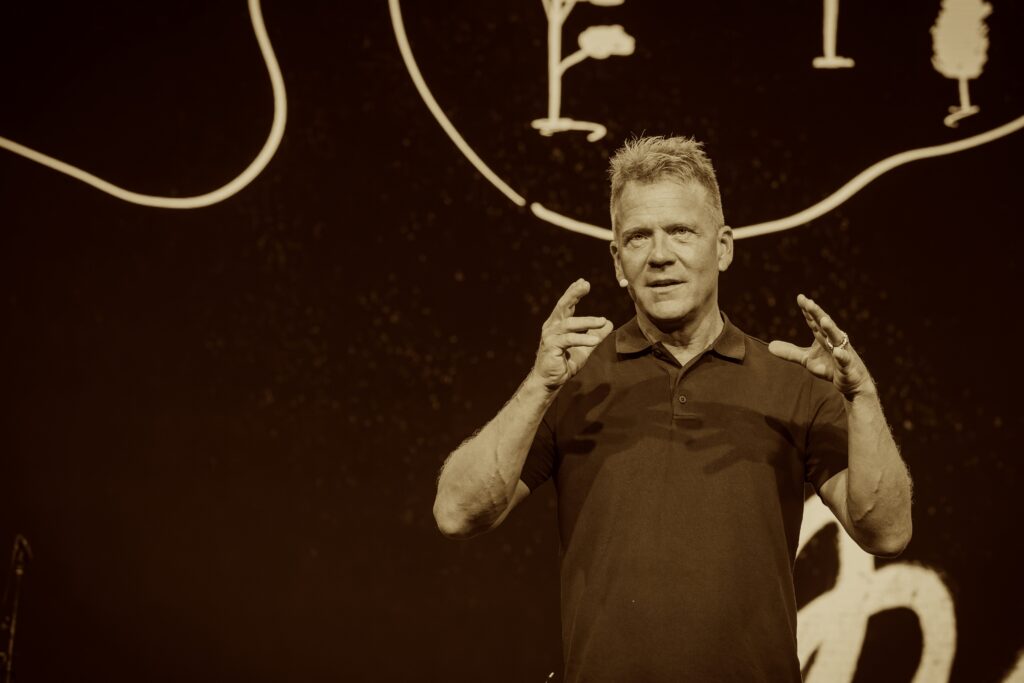 Inspirierende Predigt bei ICF Mannheim: Pastor spricht über Glauben, Hoffnung und Gemeinschaft, um Menschen im christlichen Glauben zu stärken. Perfekt für Christen in Mannheim.