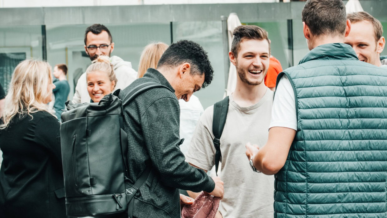 Lebendige Social-Momente bei ICF Mannheim, junge Erwachsene genießen den Austausch, lachen und verbinden sich in einer freundlichen, offenen Atmosphäre in der Gemeinde.