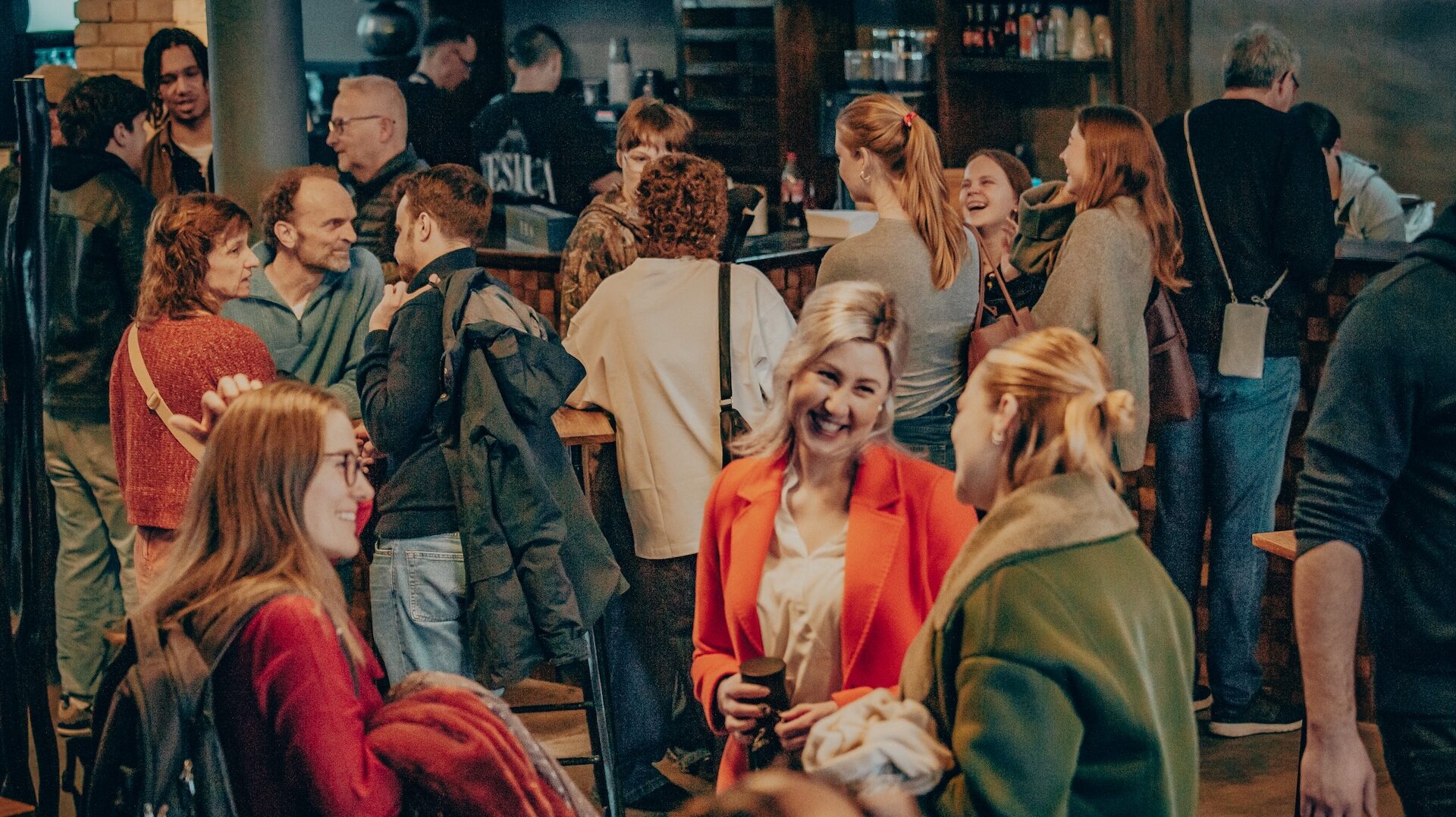 Menschen versammeln sich bei einer Veranstaltung in der ICF Mannheim, um Gemeinschaft und Austausch zu erleben. Die Atmosphäre ist lebendig und freundlich, mit vielfältigen Gesprächen und Begegnungen.
