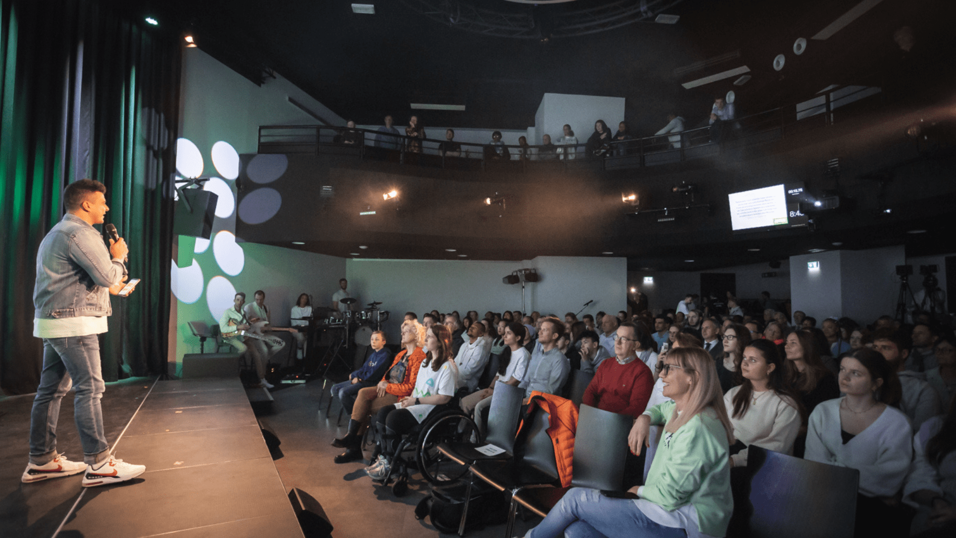 Inspirierende Predigt bei ICF Wien vor einer engagierten Gemeinde im modernen Veranstaltungsraum.