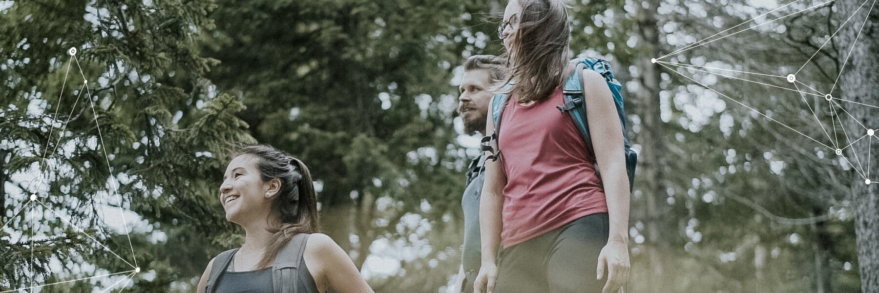Menschen beim Wandern in der Natur, Gemeinschaft und Spiritualität erleben.