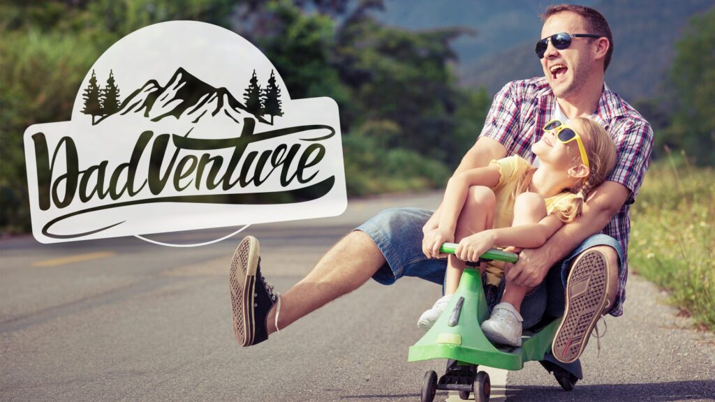 Familien unterwegs auf Abenteuerreise, lachende Vater und Tochter auf Radtour, Natur und Berge im Hintergrund, outdoor Freizeit, Familienerlebnis, Spaß und Natur genießen.