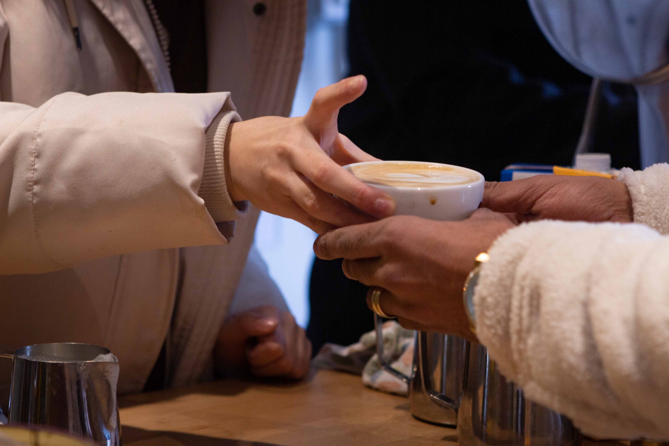 Menschen tauschen sich bei einer Tasse Kaffee im Rahmen eines Gemeindetreffens in Essen aus. Freundlicher Kontakt, Gemeinschaft, Kirche, Gemeinschaftsleben, Kaffee, soziales Engagement.