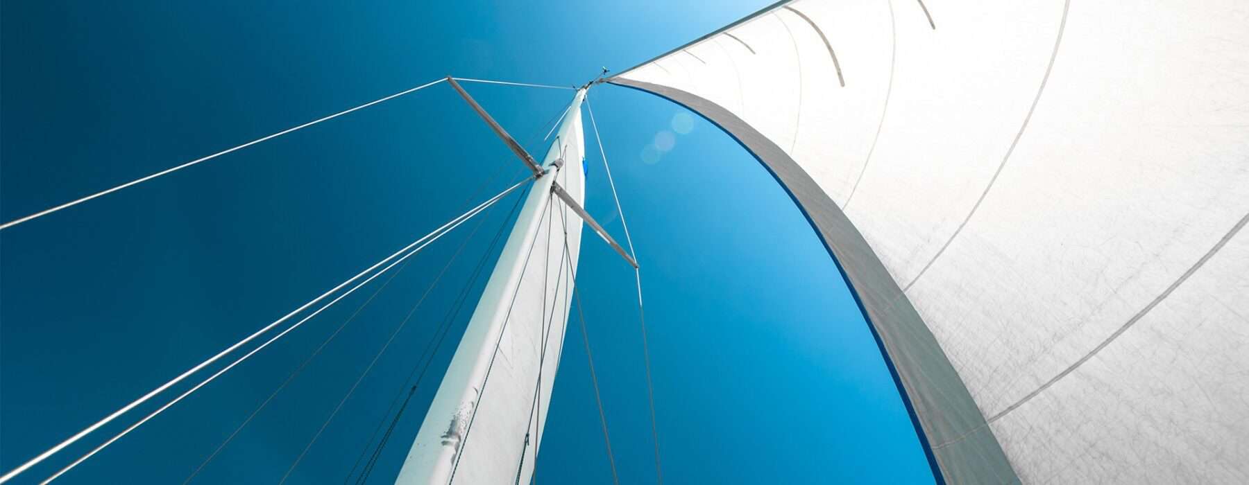 1. Segelboot unter strahlend blauem Himmel, moderne Yacht, Bootssport, Segeln, Freizeit auf dem Wasser.