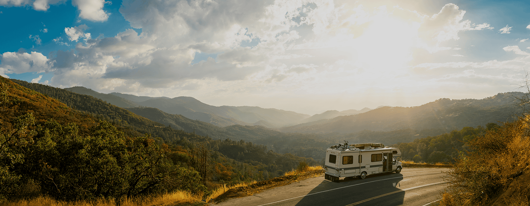 Fernseher mit Mountainbikes auf einem Wohnmobil, Panoramaansicht der Natur in Mannheim, Deutschland, im Sonnenuntergang – spirituelle Gemeinschaft, Outdoor-Aktivitäten, christliches Event, Naturerlebnis, Glauben und Gemeinschaft.