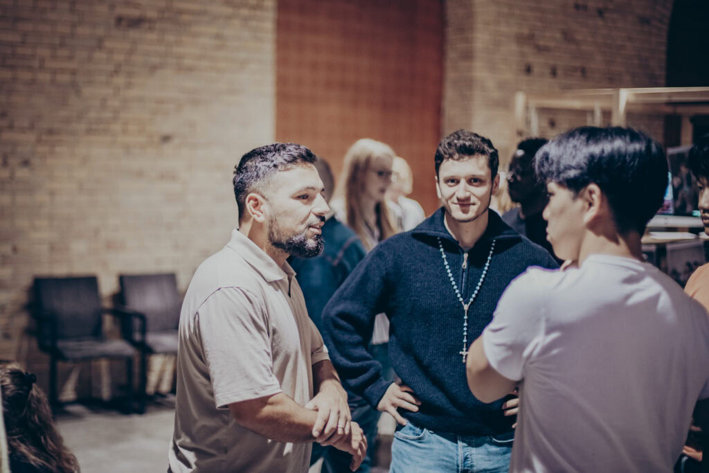Menschen im Gespräch bei einem Event in der Kirche Mannheim, Gemeinschaft und Glauben, junge Erwachsene, christliche Community.