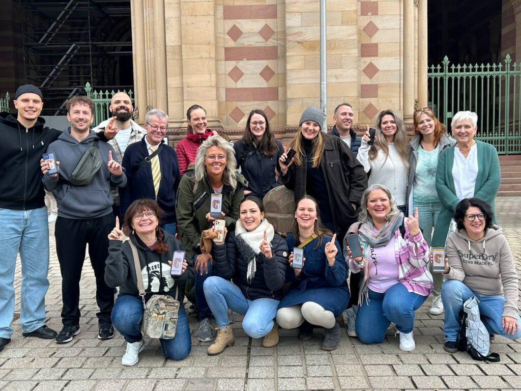 Menschen versammeln sich vor einer Kirche, feiern Gemeinschaft, Spiritualität und Zusammenhalt in Mannheim, Deutschland.