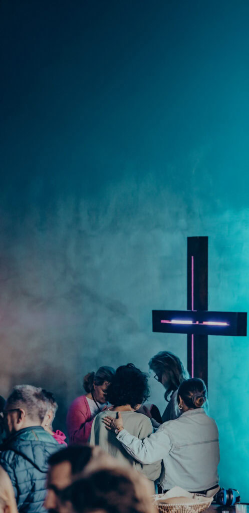 Gebet, Glauben, Kirche, Gemeinschaft, spirituelle Praxis, christliche Versammlung, religiöse Erfahrung.