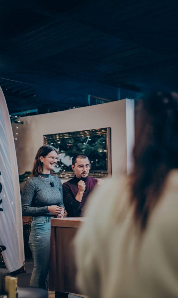 Fröhliche Menschen bei ICF Mannheim während eines religiösen Events in der Kirche. Freude, Gemeinschaft und Glauben im Fokus.