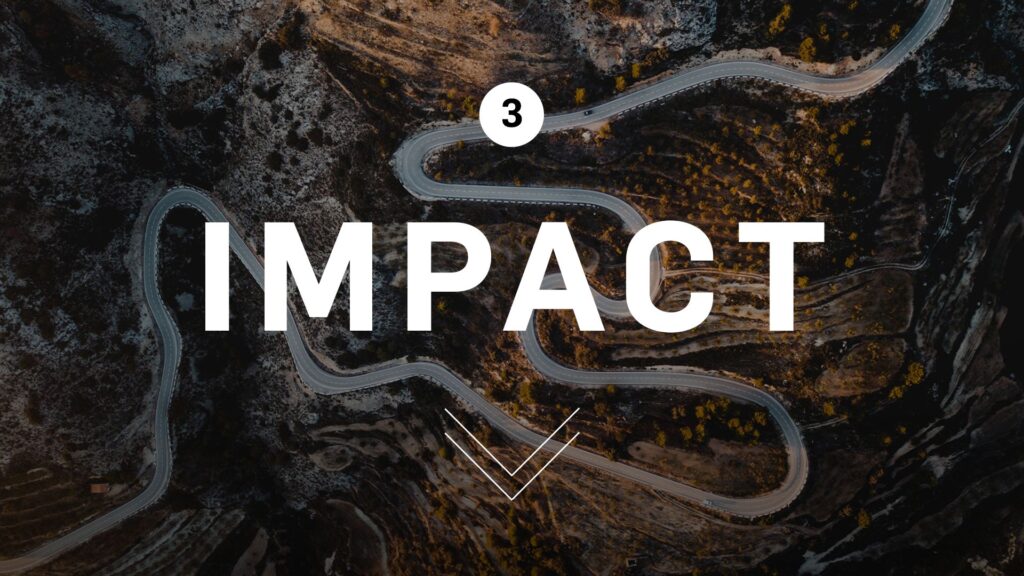 Gebogener Straßenverlauf in dramatischer Berglandschaft, mit großem "IMPACT" Schriftzug für junge Gemeinschaften und inspirierende Events bei ICF Mannheim.