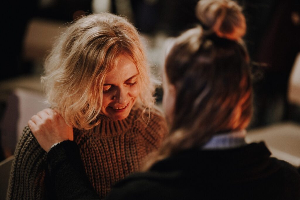 Frauen im Gespräch, Freude und Verbundenheit bei einer kirchlichen Veranstaltung in Mannheim.